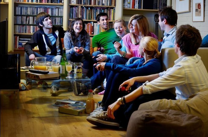 Amigos jugando al videojuego de Sony de preguntas para Playstation Buzz