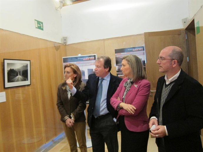 El Autor De Las Fotos, Diego Caballo, Enseñando Las Fotos.