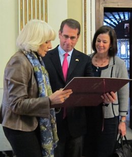 El Embajador De EEUU, Alan D. Solomont Con La Alcaldesa De Cádiz