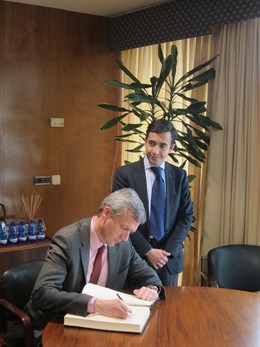 El Conselleiro Alfonso Rueda Firma El Libro Antre El Presidente De La Fegamp
