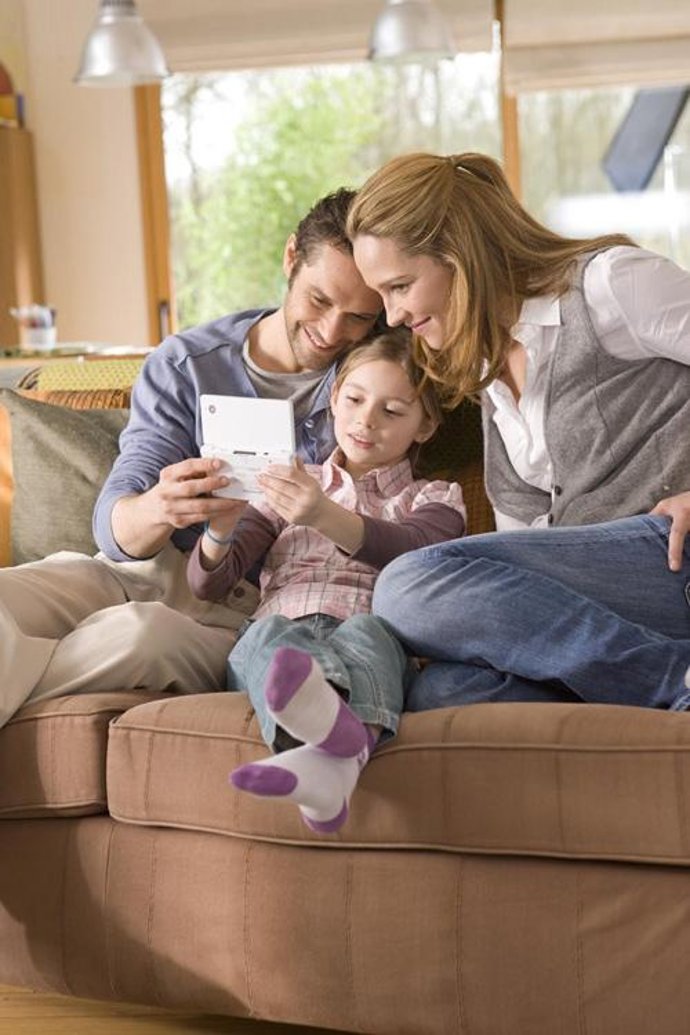 Padres e hijos jugando a la consola Nintend DS