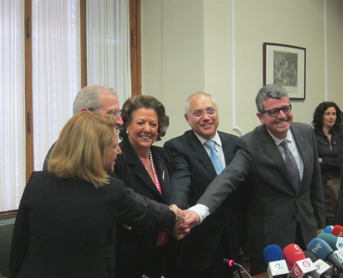 Rita Barberá Junto A Los Rectores De Universidades De Valencia