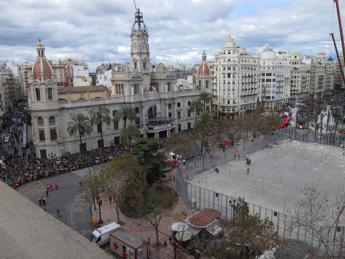 Imagen De Una Mascletà Desde La Plaza Del Ayuntamiento De Valencia