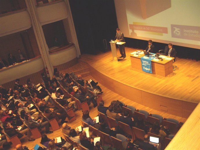 Manuel Pimentel En Un Momento De Su Intervención.