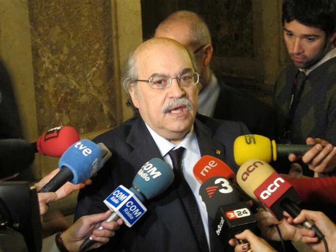 El Conseller Andreu Mas-Colell En El Parlament