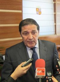 Sanidad aclara que "sí se aplicará el aumento de jornada" a los médicos, aunque la forma "se negociará en cada centro"