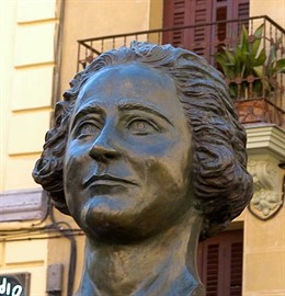 Busto De Clara Campoamor