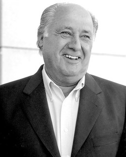 Posado De Amancio Ortega Muy Sonriente