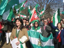 Pilar González, Al Frente De La Marcha