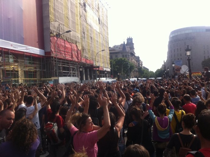 'Indignados' Protestan Por La Carga Policial En La Plaza De Catalunya