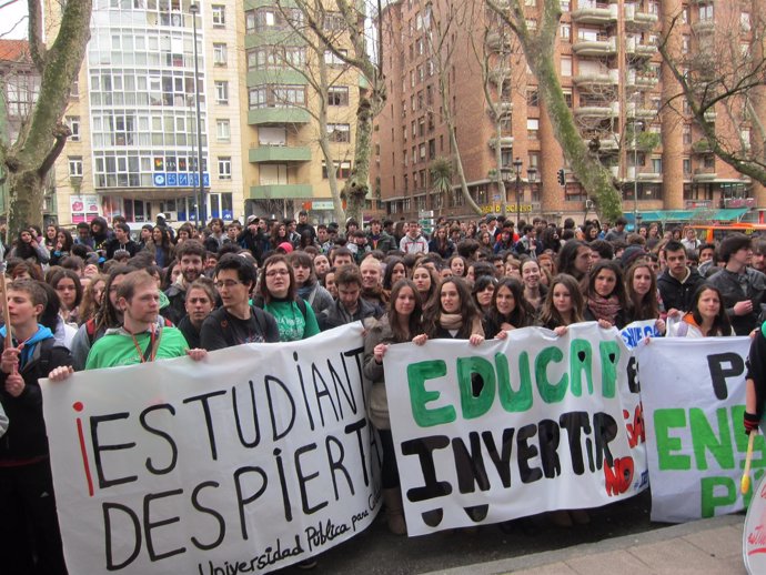 Manifestación Del Colectivo De Estudiantes Frente A Ministerios