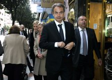 Zapatero En León, Tras Él Su Mujer