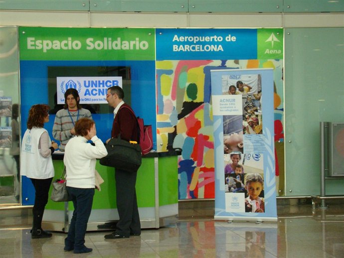 Expositor Acnur En La T1 Del Aeropuerto De Barcelona