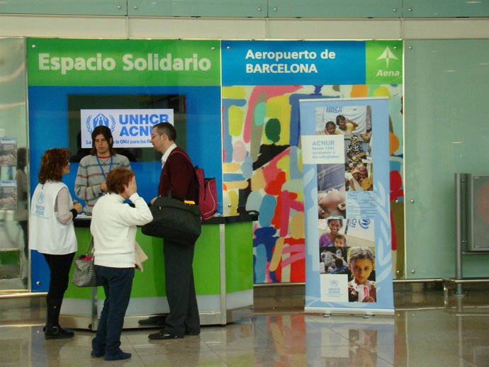 Expositor Acnur En La T1 Del Aeropuerto De Barcelona