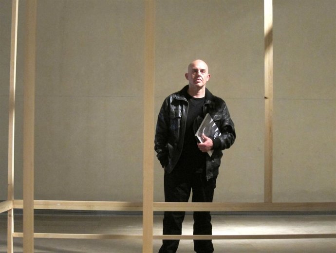 El Artista Miguel Borrego Con Una De Sus Obras En El Carmen