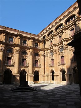 Claustro De La Sede Central De La Universidad Pontificia De Salamanca