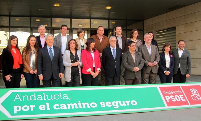 Griñán Y Reyes (Centro) Con Los Miembros De La Candidatura Que Lidera Navarro.