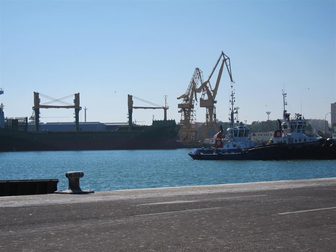 Vista De Uno De Los Muelles De La APBC En Cádiz Capital