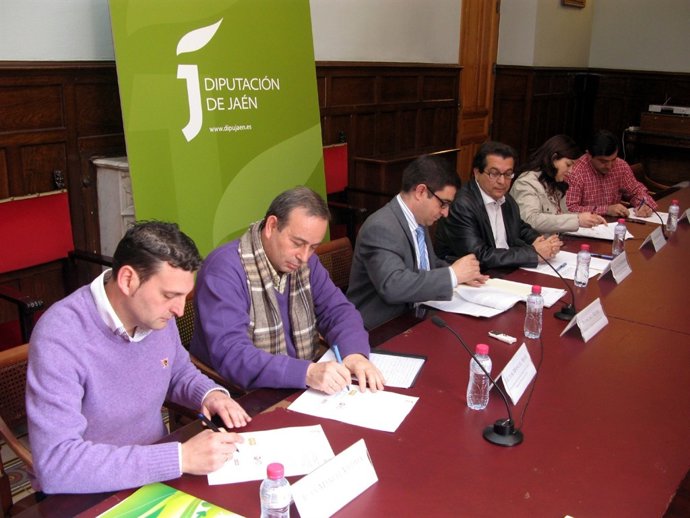 Reyes, En El Centro, Firma El Acuerdo Con Los Representantes Sindicales.