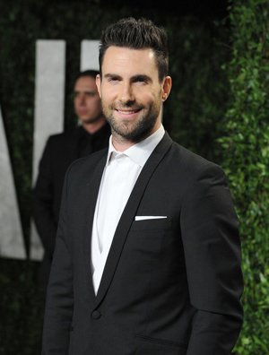 Posado De Adam Levine En La Fiesta De Vanity Fair 