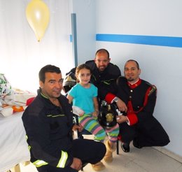 Bomberos Visitan A Los Niños Ingresados En El Hospital San Rafael