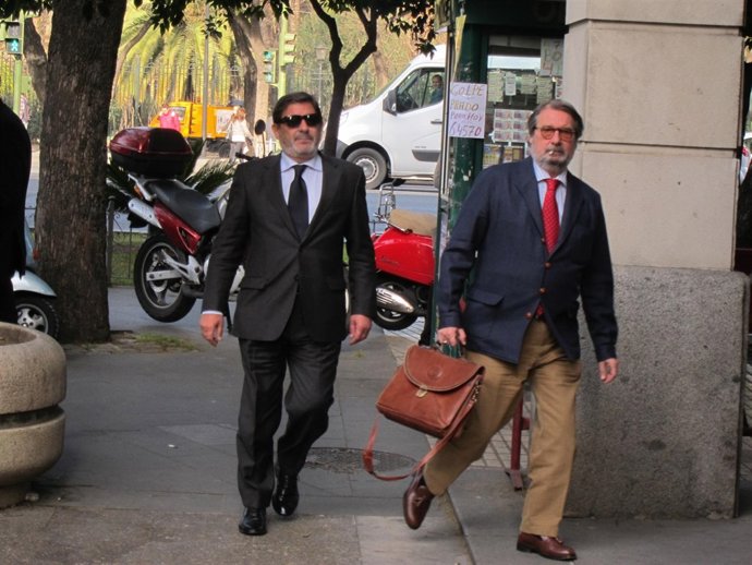 Guerrero, Con Su Abogado, A La Llegada A Los Juzgados