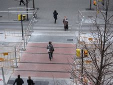 Viento En Zaragoza, Zaragozanos Cruzando Las Vías Del Tranvía En Independencia