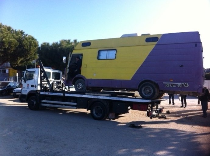 Retirada De Tres Camionetas Estacionadas En La Zona De La Eras En Boadilla