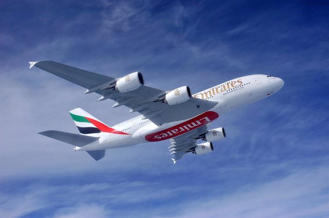 Un Avión De Emirates