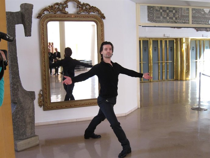 Angel Corella Ejecuta Una Pirueta Tras La Presentación De Su Espectáculo