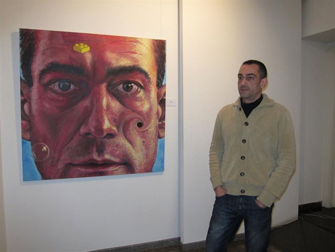 El Artista David Lapeña Junto A Un Autorretrato