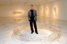 Sanleón Posa Con Una De Sus Obras 