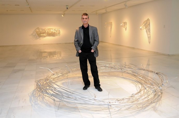 Sanleón Posa Con Una De Sus Obras 