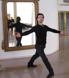 Angel Corella Ejecuta Una Pirueta Tras La Presentación De Su Espectáculo