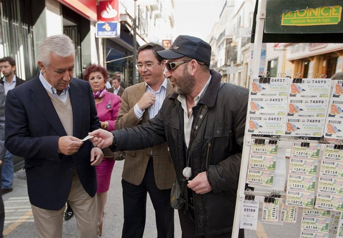 JAVIER ARENAS EN RONDA CON UN VENDEDOR DE LA ONCE QUE LE HA REGALADO UN CUPON