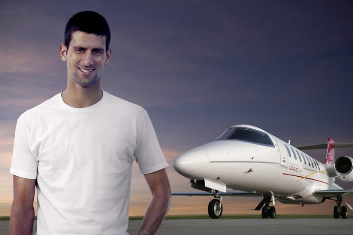 Novak Djokovic Junto A Un Avión Learjet
