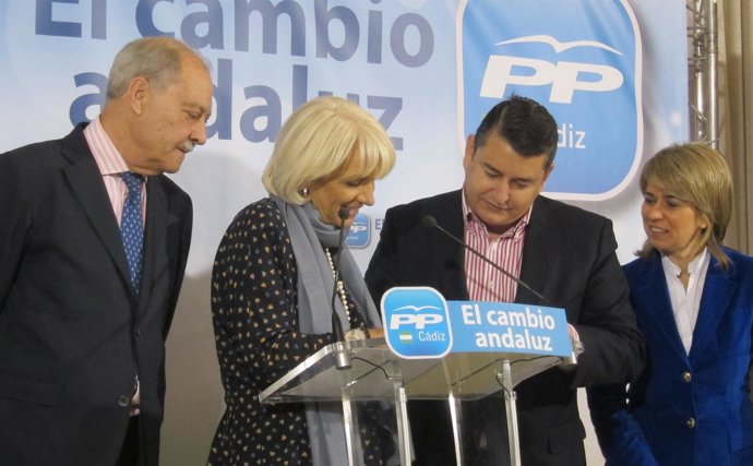 El Secretario General Del PP-A, Antonio Sanz, Junto A La Alcaldesa De Cádiz
