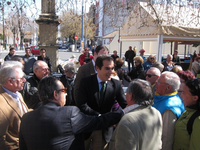 El Candidato Del PP Por Córdoba Al Parlamento José Antonio Nieto Con Vecinos