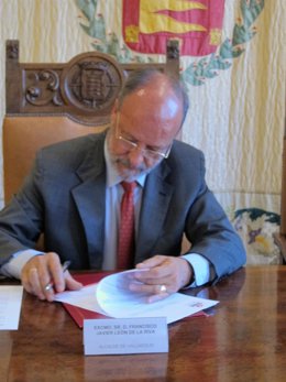 León De La Riva Firma El Convenio Con Grupo El Árbol