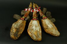 Imagen De Unas Piezas De Jamones Aljomar