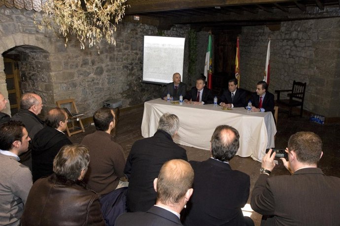 Reunión Sobre El Plan Director De Alto Campoo En El Castillo De Argüeso