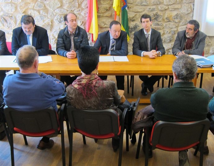 Sanz Y Los Alcaldes De La Zona De Anguiano