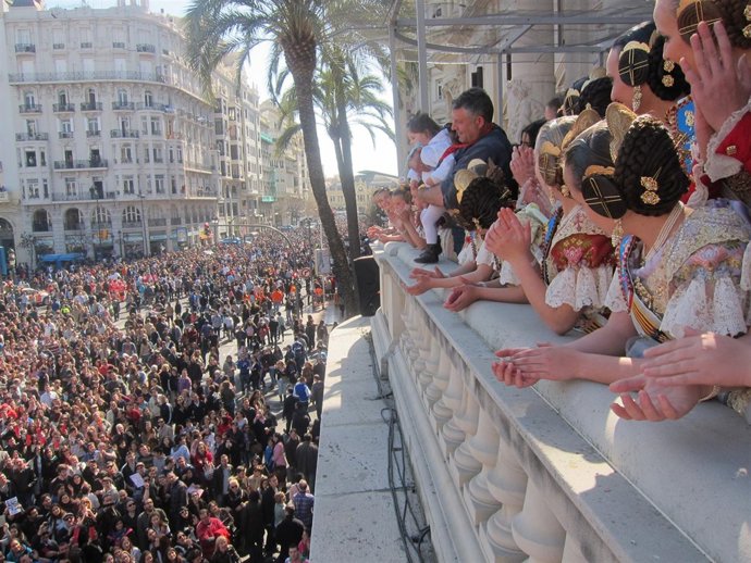 El Representante De Pirotecnia Zarzoso Saluda Desde El Balcón Tras La Mascletà.