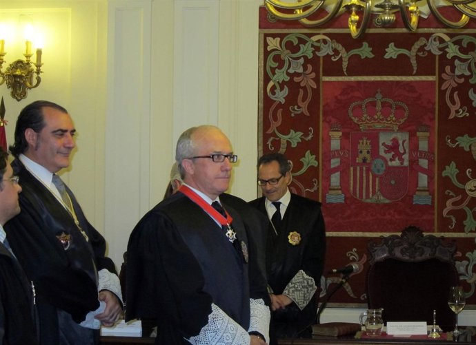 Manuel García Prada Tras Recibir La  La Cruz De San Raimundo De Peñafort