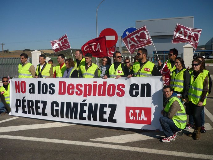 Los Trabajadores Despidos De Pérez Giménez Ante La Factoría