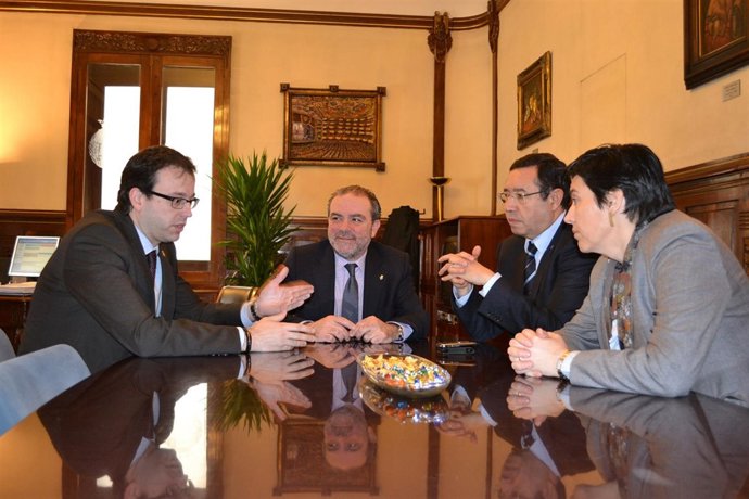 Reunión Presidida Por El Presidente De La Diputación De Lleida, Joan Reñé 