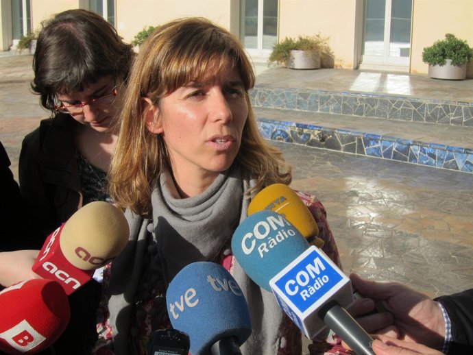 La Concejal De Ciutat Vella, Mercè Homs, Atendiendo A Los Medios