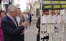 JAVIER ARENAS EN RONDA CON UN VENDEDOR DE LA ONCE QUE LE HA REGALADO UN CUPON 