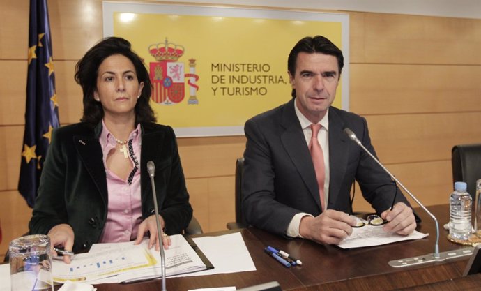 Ministro De Industria, Energía Y Turismo, José Manuel Soria, E Isabel Borrego