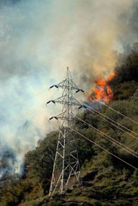 Los medios aéreos continúan trabajando en la extinción del incendio de Castanesa